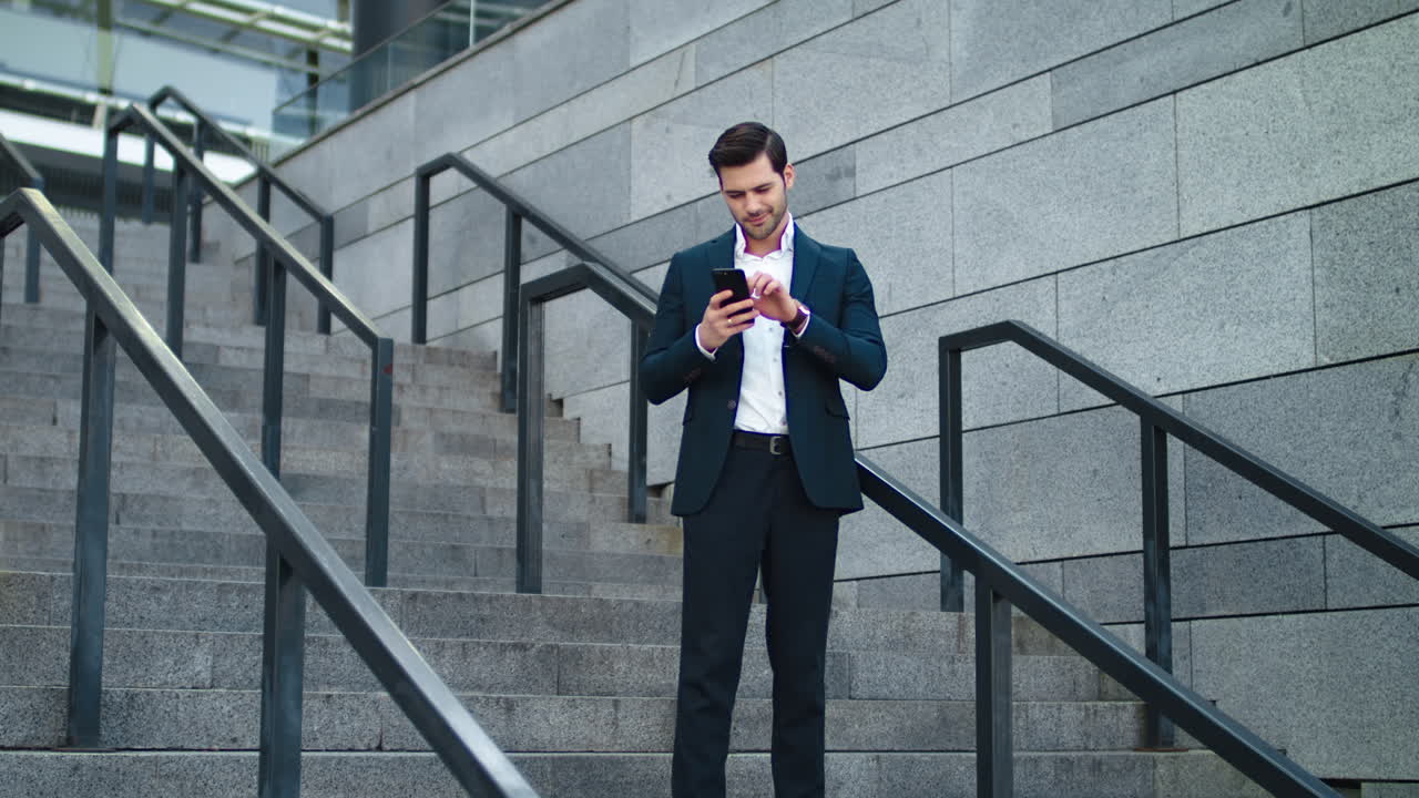 hombre de negocios usando el teléfono en las escaleras al aire libre