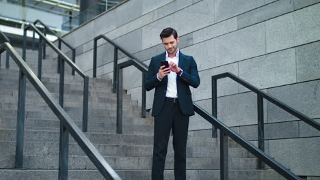 Hombre-De-Negocios-Usando-El-Teléfono-En-Las-Escaleras-Al-Aire-Libre