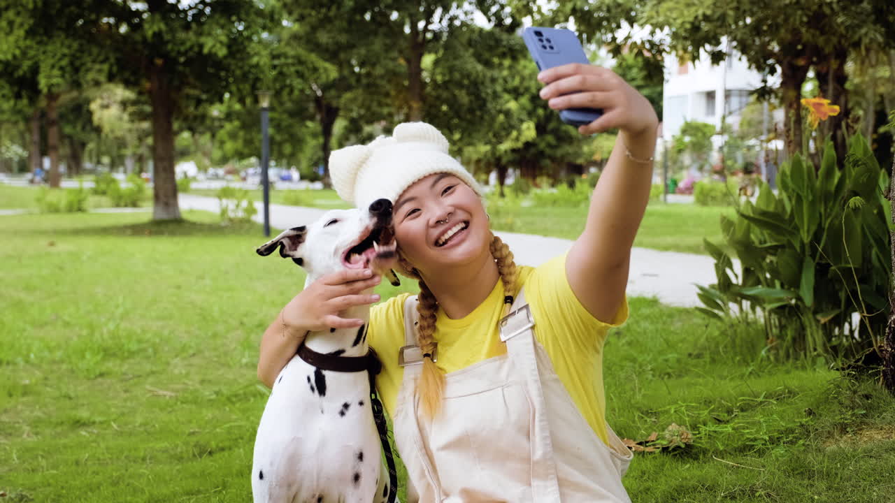 mujer tomando selfies con perro