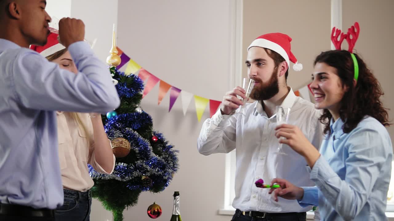 grupo de jóvenes brindando por los logros en año nuevo usando sombreros navideños y diadema de asta de venado. navidad y nuevo