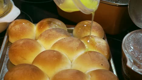 Heiße-Butter-Wird-über-Frisch-Gebackene-Brötchen-Gegossen