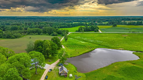 Nicht-städtische-Szene-Mit-Grünen-Wiesen-Und-Einem-Kleinen-Teich-In-Der-Nähe-Von-Bauernhäusern