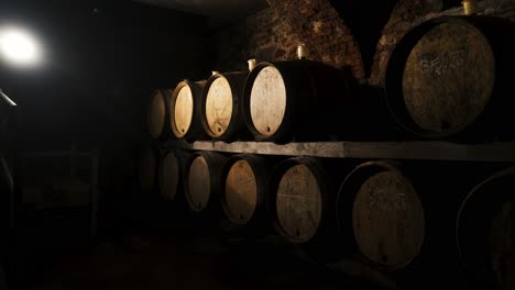 barriles de vino en una bodega