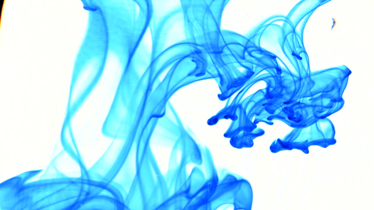 gotas de aceite y tinta azul que entran en el agua formando texturas animadas, imágenes ideales para motiongráfica y composición