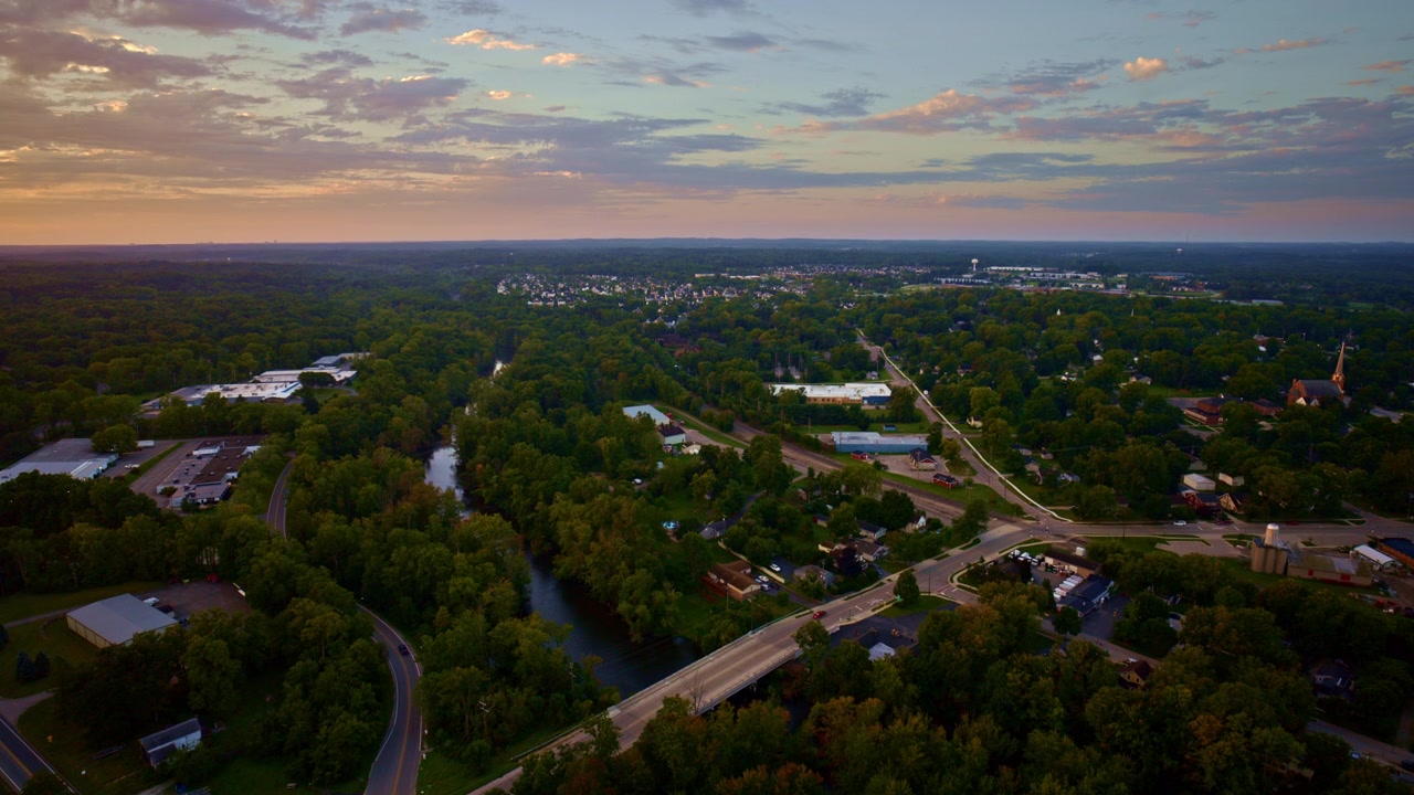 Ripresa mattutina con drone di un ponte nella fitta nebbia con pendolari vicino a Dexter, Michigan.