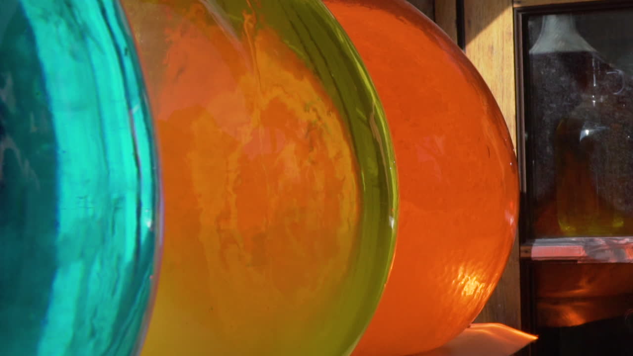 프렌치 패닝에서 오른쪽에서 왼쪽으로 거대한 향수병을 통한 놀라운 색상