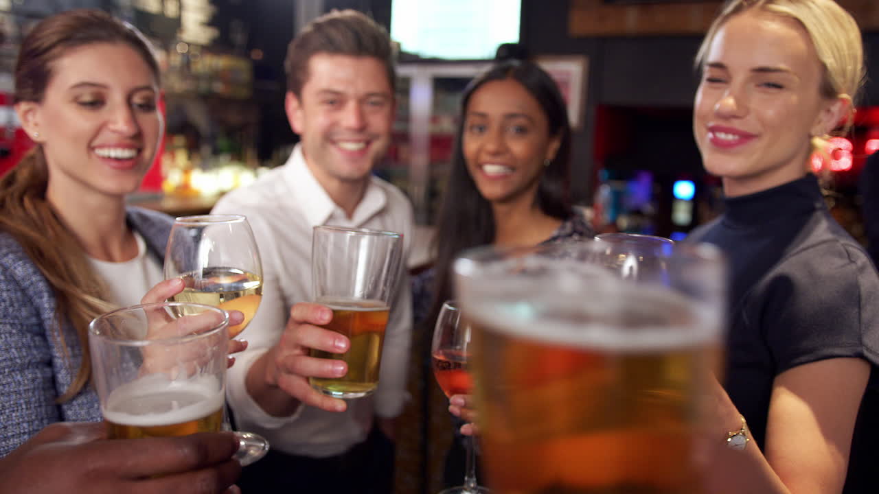 scatto dal punto di vista di amici che fanno un toast insieme in un bar