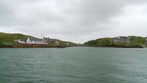 Una-Toma-Panorámica-Del-Pontón-En-Scalpay-Con-Barcos-Pesqueros-Atracados