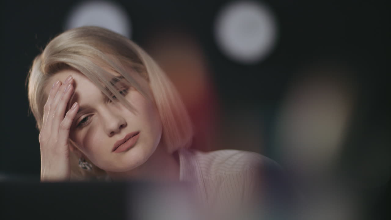 измученная деловая женщина получает головную боль в офисе.