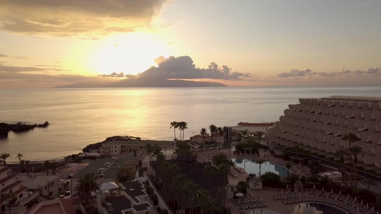 Vista del tramonto sull'oceano dell'isola de La Gomera da Tenerife, suggestiva costa, filmati aerei della Spagna, destinazione turistica top per le vacanze