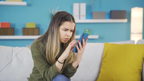 Young-girl-having-malfunctions-and-problems-on-the-phone.