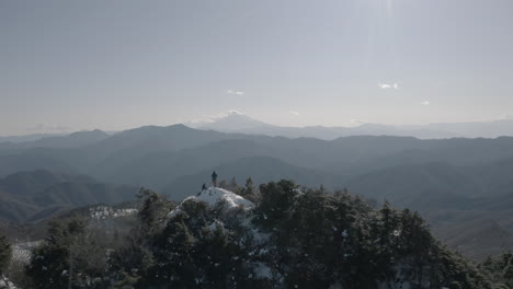 Tiro-De-Drone-De-Montaña-De-Invierno-En-Japón