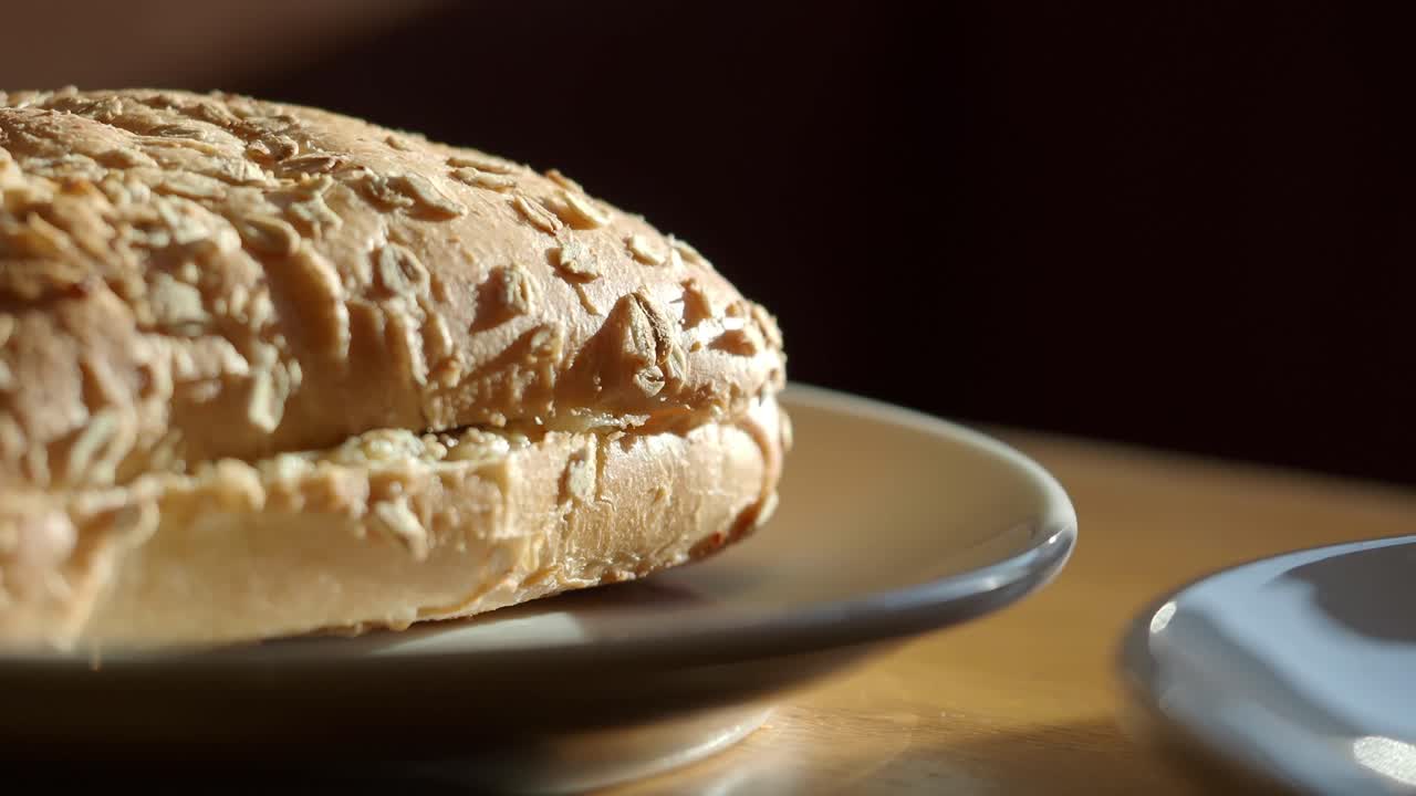 Panino all'avena su un piatto