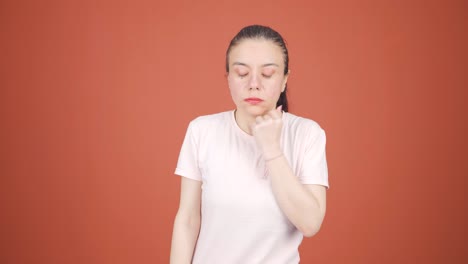 la mujer confundida piensa y no puede averiguarlo.