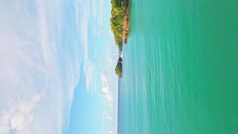 tir vertical de playa bonita avec paysage marin turquoise à las terrenas, république dominicaine