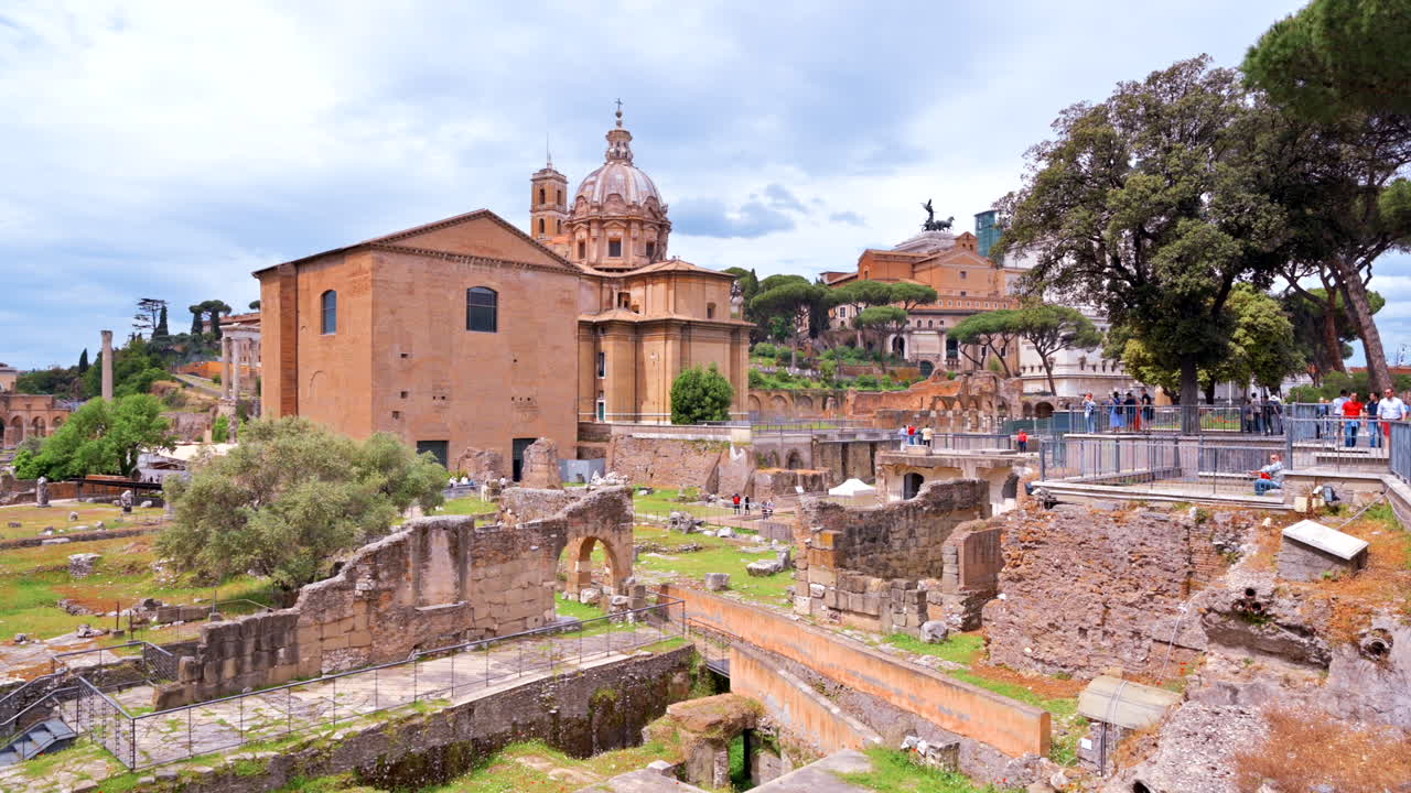 Rom, Italien - 15. august 2022: Udsigt over Forum Romanum omgivet af ruinerne af flere vigtige, antikke regeringsbygninger