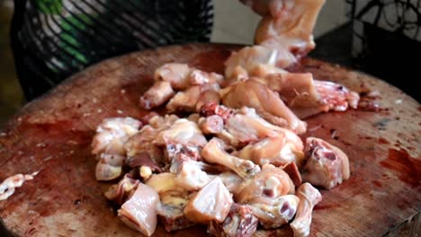 picar carne de pollo fresca para cocinar -cerrar