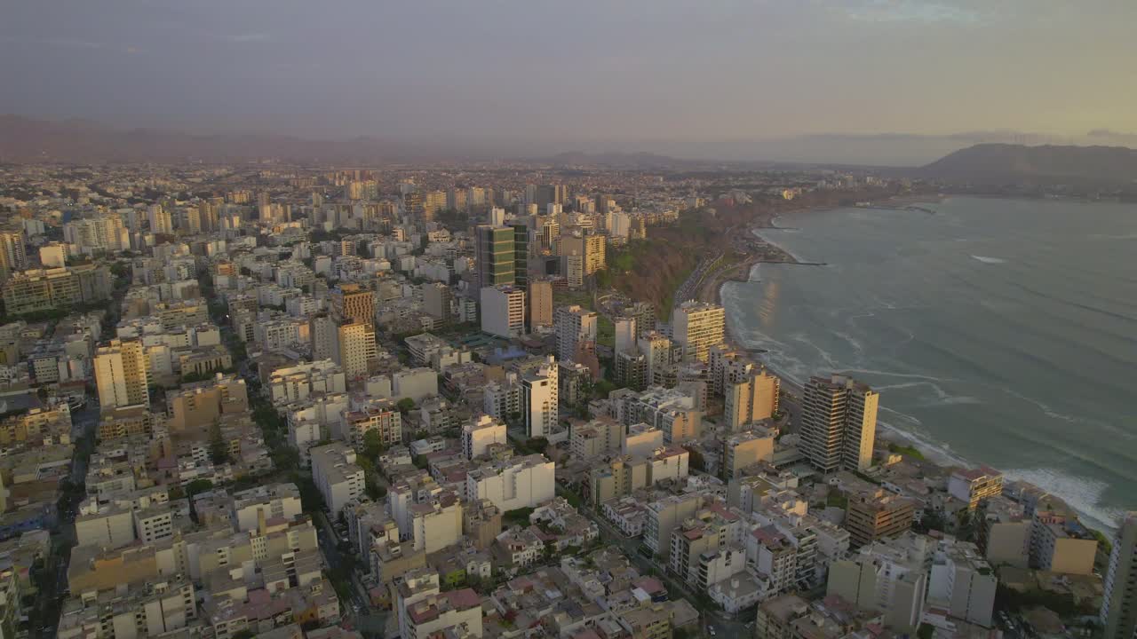 Vista aerea panoramica di una città costiera all'ora d'oro