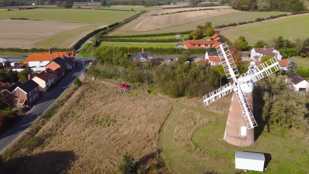 ветряная мельница биллингфорд на ферме с домом и дорогами в дисс, норфолк - съемка с беспилотного летательного аппарата с воздуха