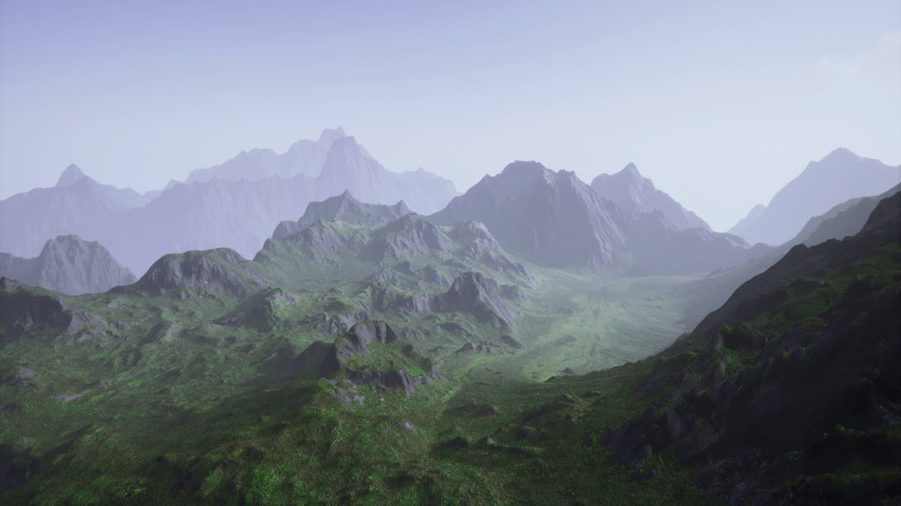 새벽에 은 하늘 아래 울창한 초록색을 가진 웅장한 산