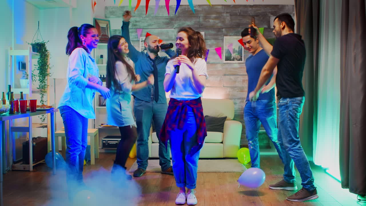 una joven alegre cantando para sus amigos.