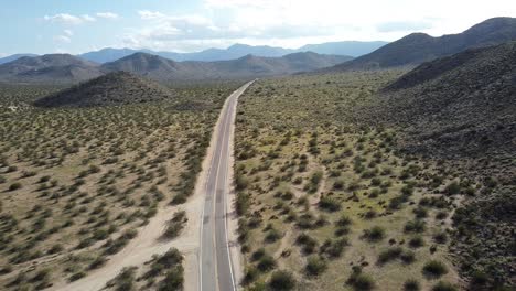 toma aérea de drones volando a través del vasto paisaje de la carretera del desierto de anza borrego cerca del valle de blair, california