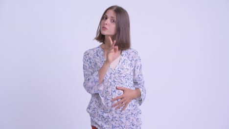 joven hermosa mujer embarazada con cabello corto