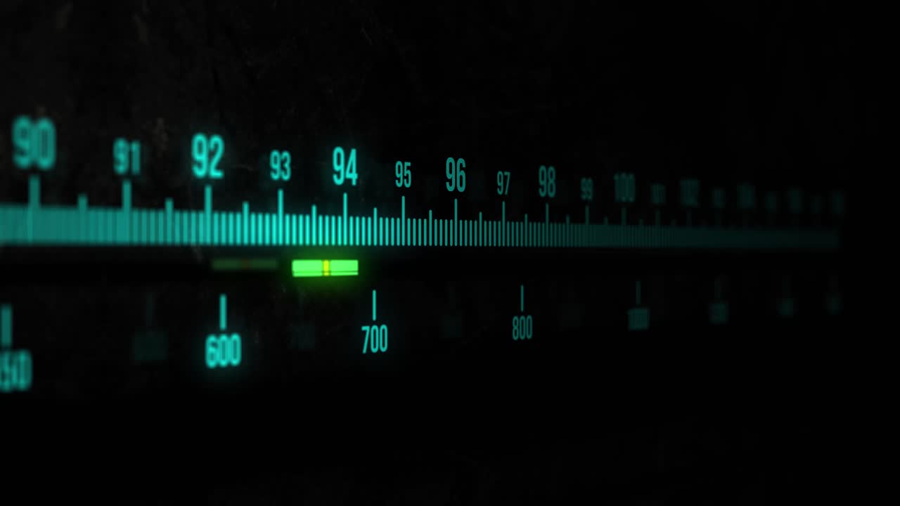 블랙 배경에 빛나는 밝은 파란색 텍스트와 바가 있는 라디오 튜너 디스플레이의 움직이는 시 ⁇ 스