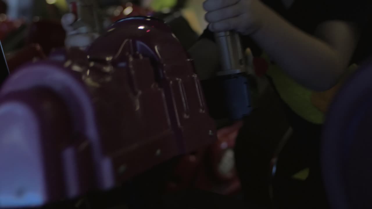 vista de cerca de un niño pequeño jugando a un videojuego de arcade en el centro de juegos