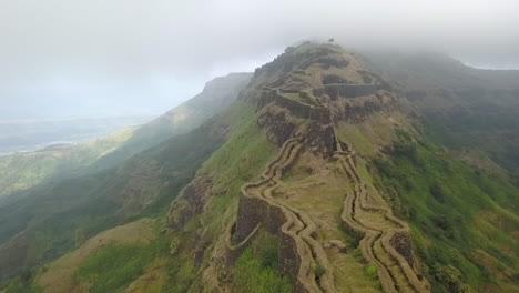 Luftaufnahme:-Wolken-Halten-Zunjar-Machi-Torna-Fort-In-Indien-Grün-Und-üppig