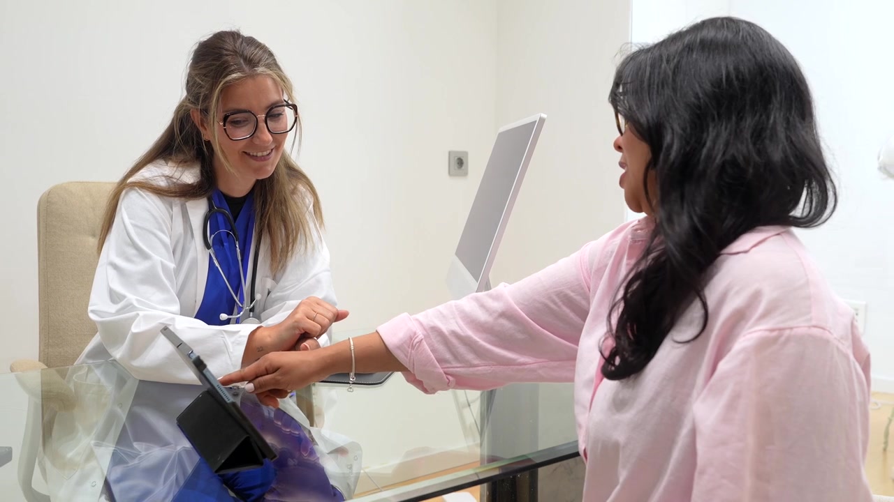 Læge, der konsulterer sig med patienten på lægeklinikken