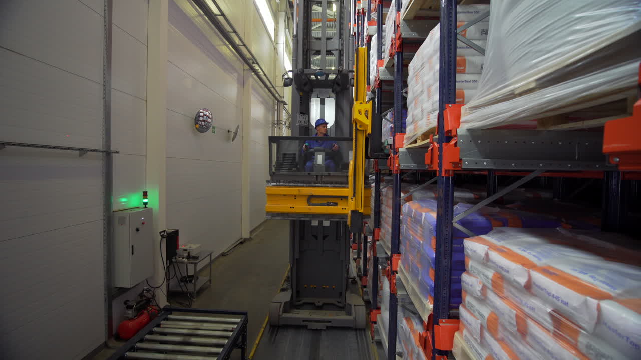 carretilla elevadora de almacén que opera en una instalación de almacenamiento de bahía alta