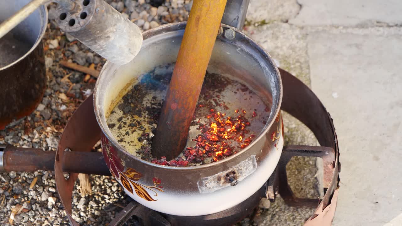 плавление металлического прута под углом с помощью факела и огня