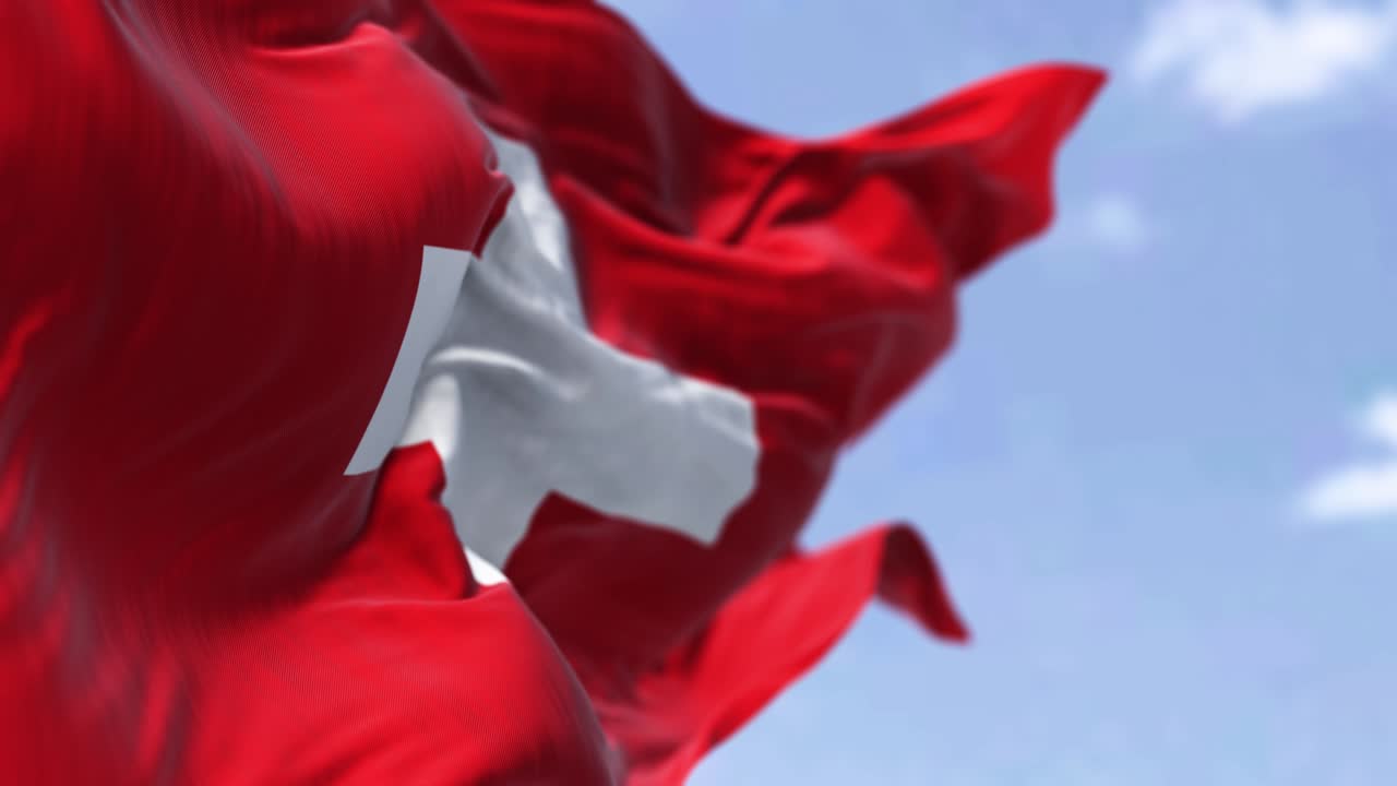 은 날 바람에 느린 동작으로 흔들리는 스위스 국기의 세부 사항