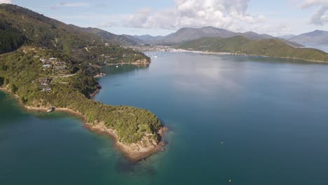 Luftaufnahme-Einer-Wunderschönen-Schmalen-Halbinsel,-Die-An-Einem-Warmen-Frühlingsmorgen-In-Neuseeland-In-Den-Marlborough-Sound-Hineinreicht