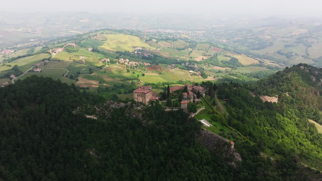 rocca olgisio encaramado en la colina, pianello val tidone en italia