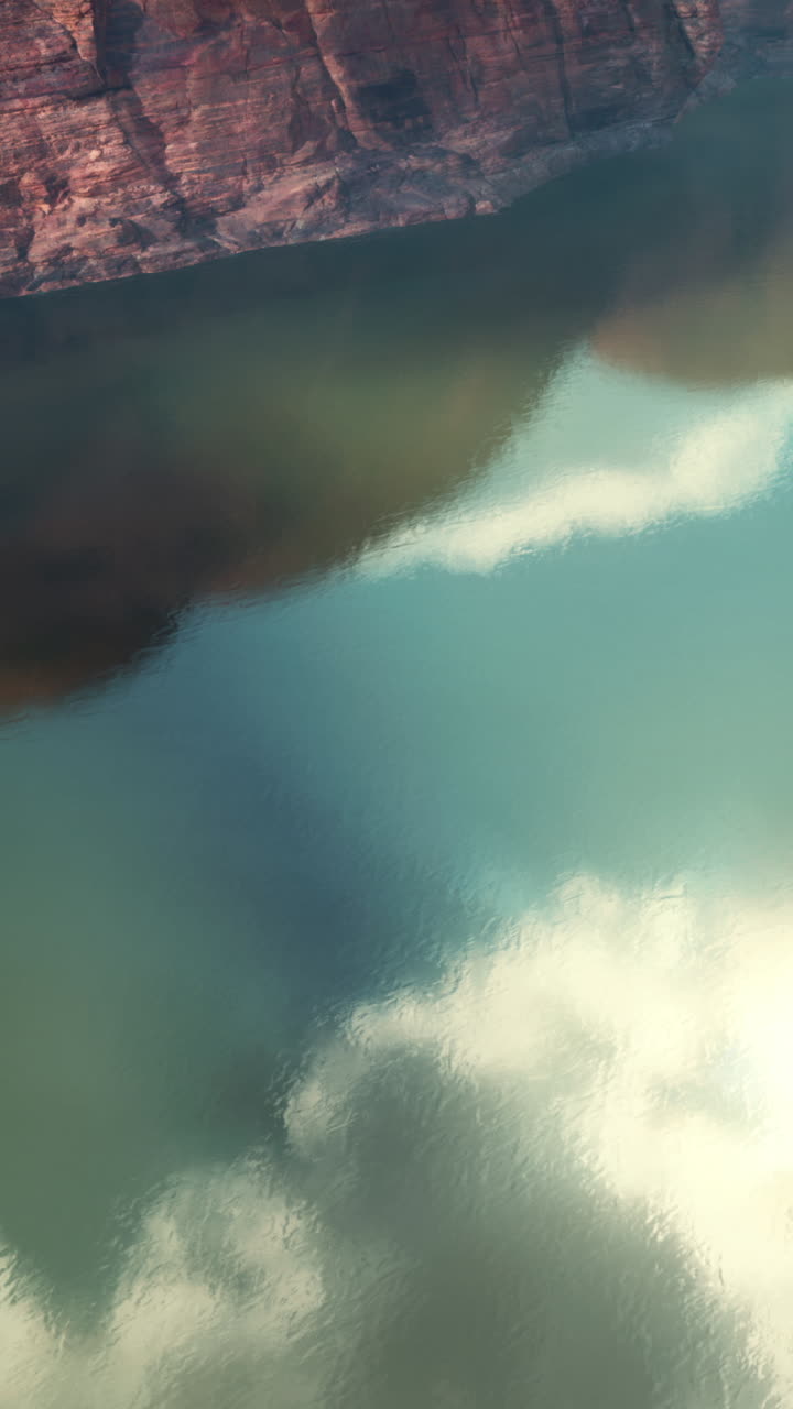 Vista aerea di un lago in un canyon