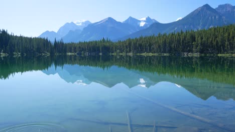 Vista-Del-Lago-Azul-De-Verano-Con-Hermosa-Cordillera-Y-Cielo-Azul-Claro-En-Vacaciones-De-Verano-En-El-Lago-Herbert-En-El-Parque-Nacional-De-Banff-En-Alberta,-Canadá