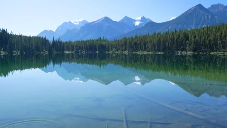 vista del lago azul de verano con hermosa cordillera y cielo azul claro en vacaciones de verano en el lago herbert en el parque nacional de banff en alberta, canadá