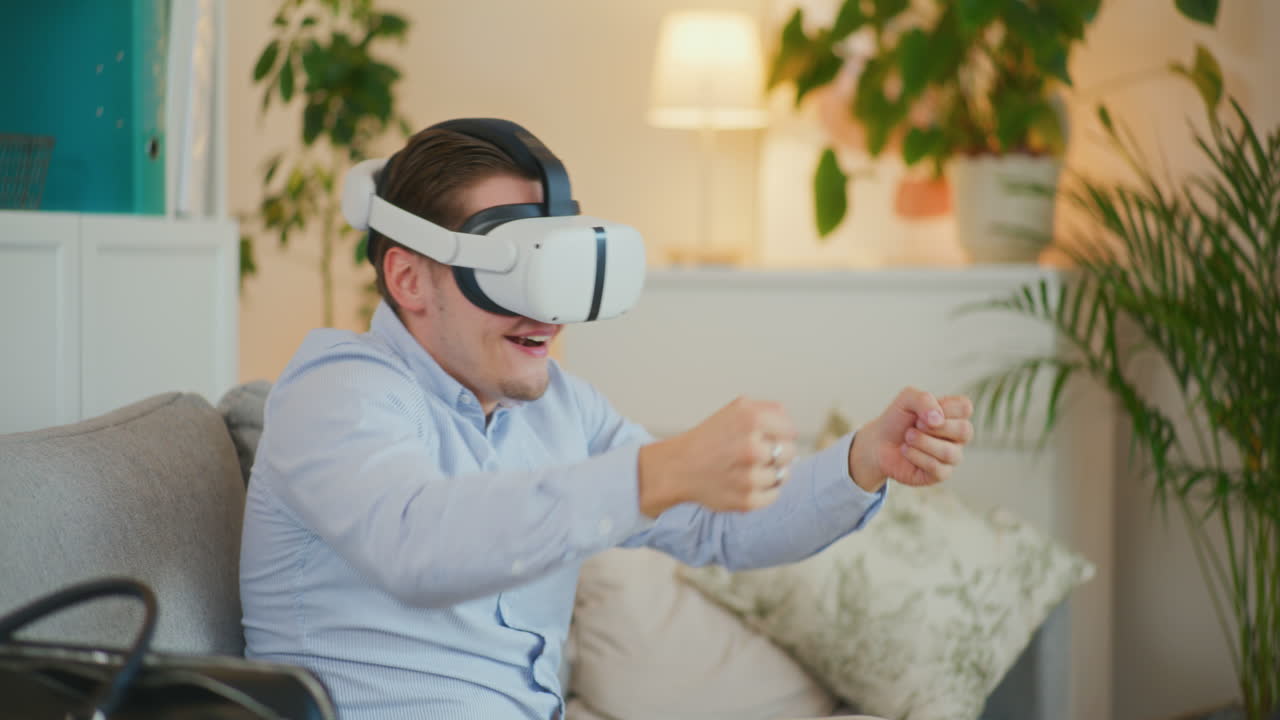 el hombre juega al juego de los coches.