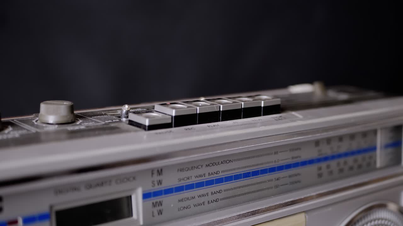 여성 손은 오래된 빈티지 레트로 테이프 레코더의 버튼을 통해 손가락을 실행