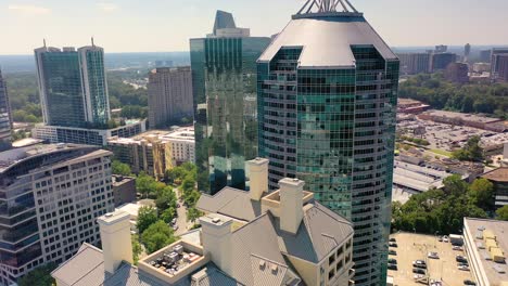 Toma-Aérea-Lentamente-Descendente-De-Edificios-Altos-Sobre-El-Centro-De-Buckhead-En-Atlanta,-Ga