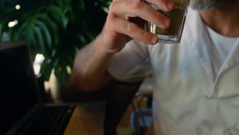 chef masculino tomando café frío en el mostrador 4k