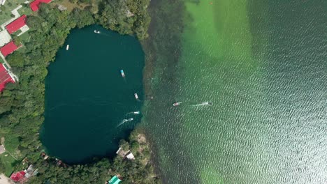 movimiento de barcos en el cenote mas profundo de la laguna de bacalar en mexico