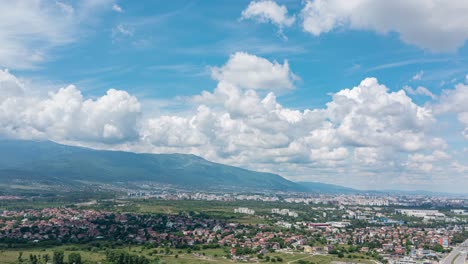 hiperlapso de nubes en movimiento sobre el fondo de la ciudad y la montaña, antena
