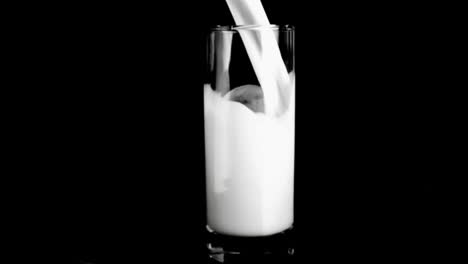 Leche-En-Cámara-Súper-Lenta-Llenando-Un-Vaso