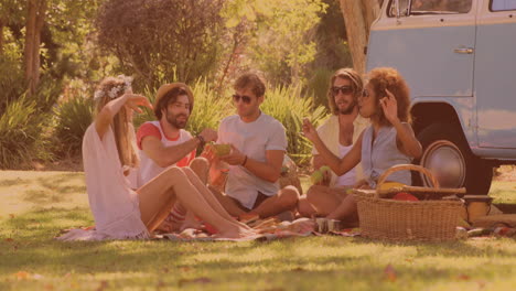 Grupo-De-Amigos-Diversos-Almorzando-Y-Disfrutando-En-El-Parque-Mientras-Hacen-Un-Picnic