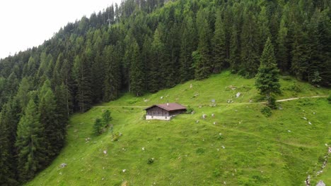 Altes-Berghaus-In-Der-Almhütte-Lofer-In-Den-Alpen