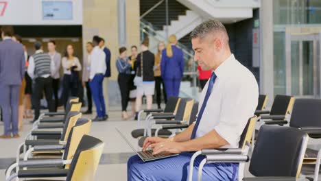 hombre de negocios caucásico usando computadora portátil en el seminario de negocios 4k