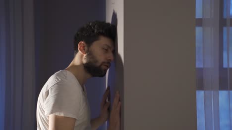 un hombre infeliz con problemas psicológicos, trastornos mentales.